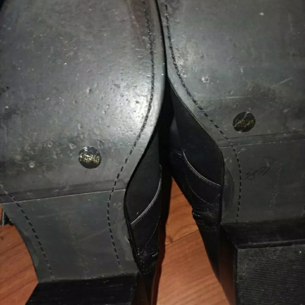 Stylish Black Leather Boots - Picture 3 of 4